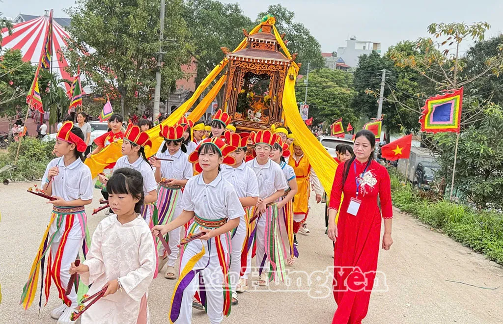 Đoàn rước kiệu tại Lễ hội đình Lạc Thủy