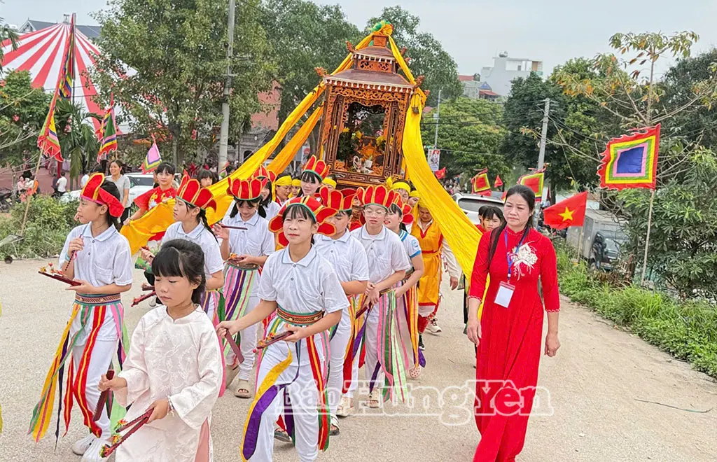 Đoàn rước kiệu tại Lễ hội đình Lạc Thủy