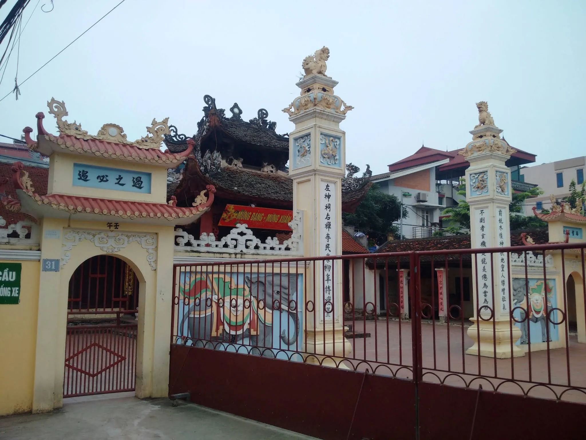 Không gian cảnh quan bên ngoài di tích Đình Ngọc Trục