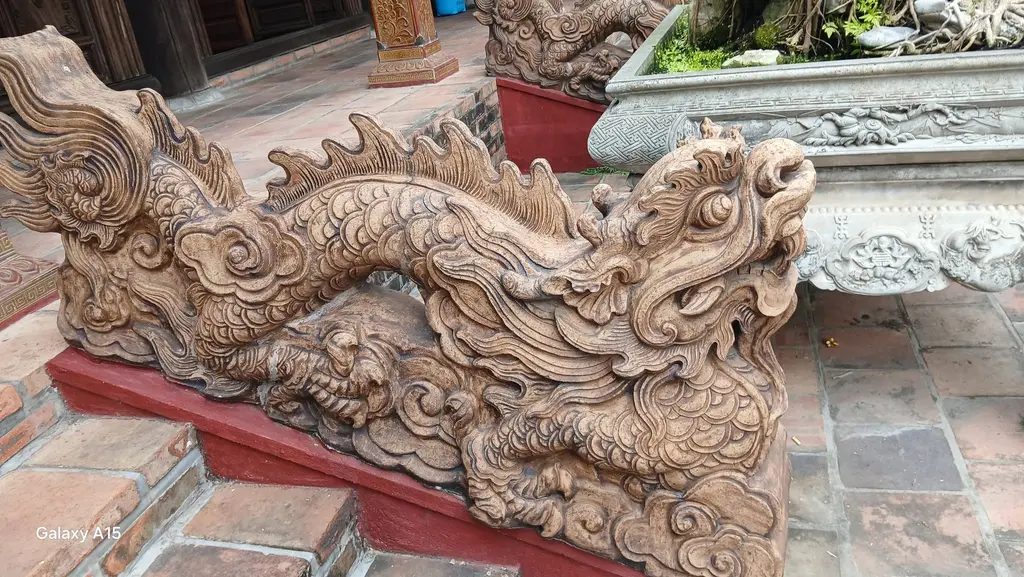 Rồng gốm bên bậc thềm chùa Tiêu Dao