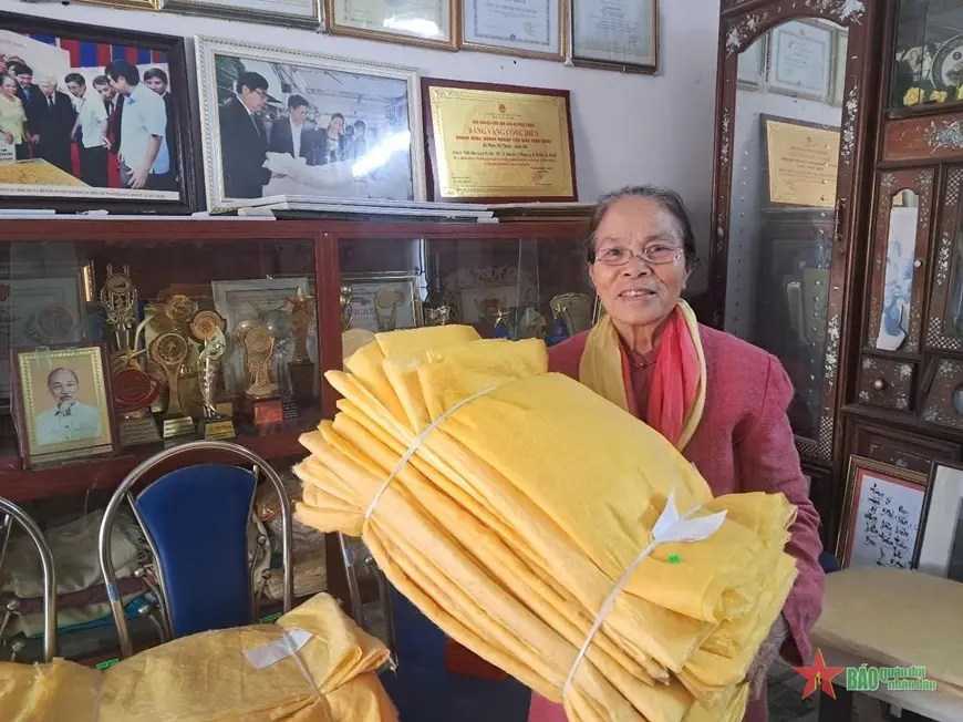 Nghệ nhân Phan Thị Thuận và sản phẩm chăn tơ do tằm tự dệt của mình