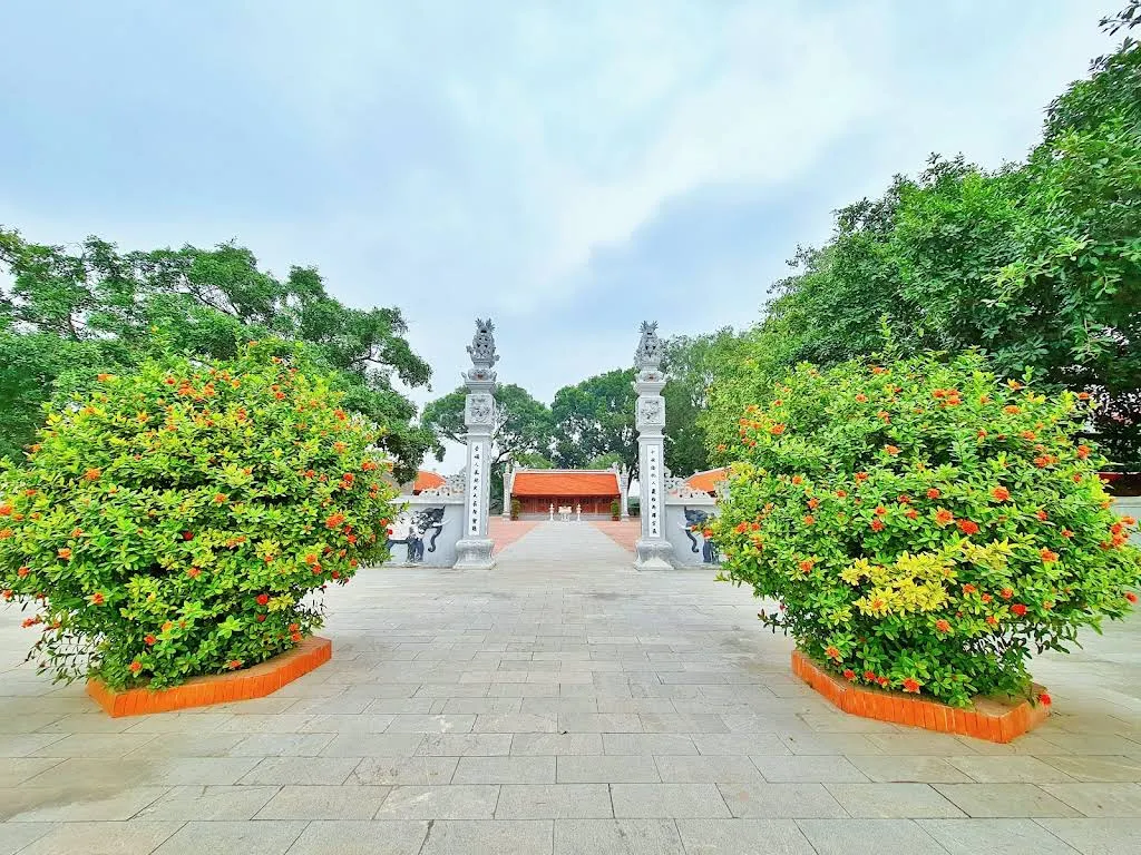 Cảnh quan bên ngoài di tích Đình Chử Xá