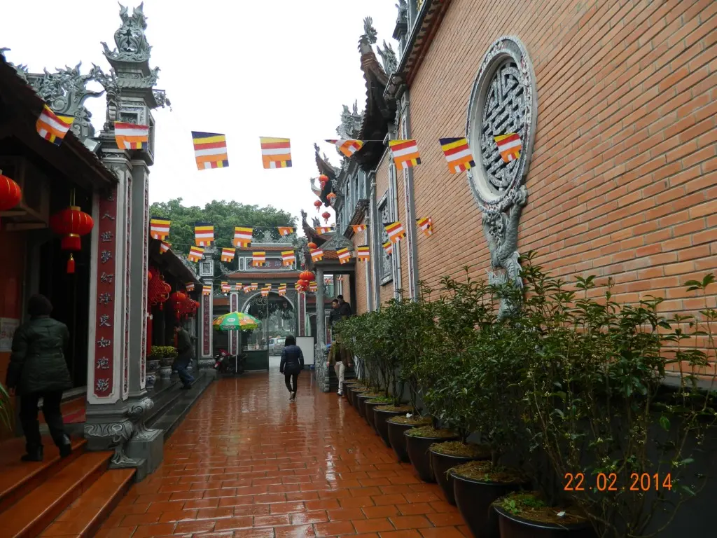 Phía trong sân Chùa Thành