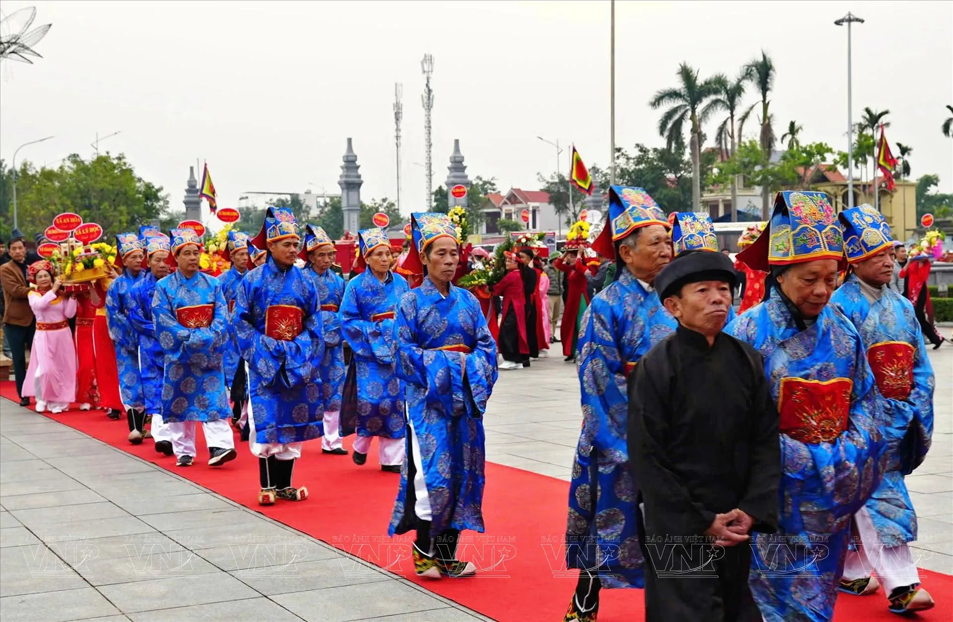 Các cụ bô lão làm lễ tế trong Lễ hội đền thờ Nguyễn Bỉnh Khiêm