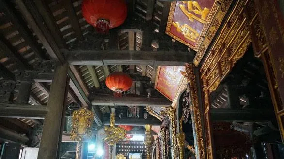 Không gian bên trong Đền Hệ