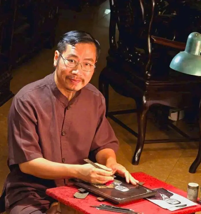 Nghệ nhân Nhân dân Nguyễn Đình Vinh bên tác phẩm khảm trai của mình