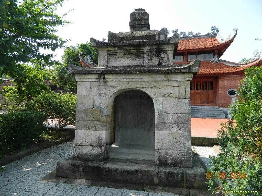 Am thờ bằng đá Lăng họ Ngọ