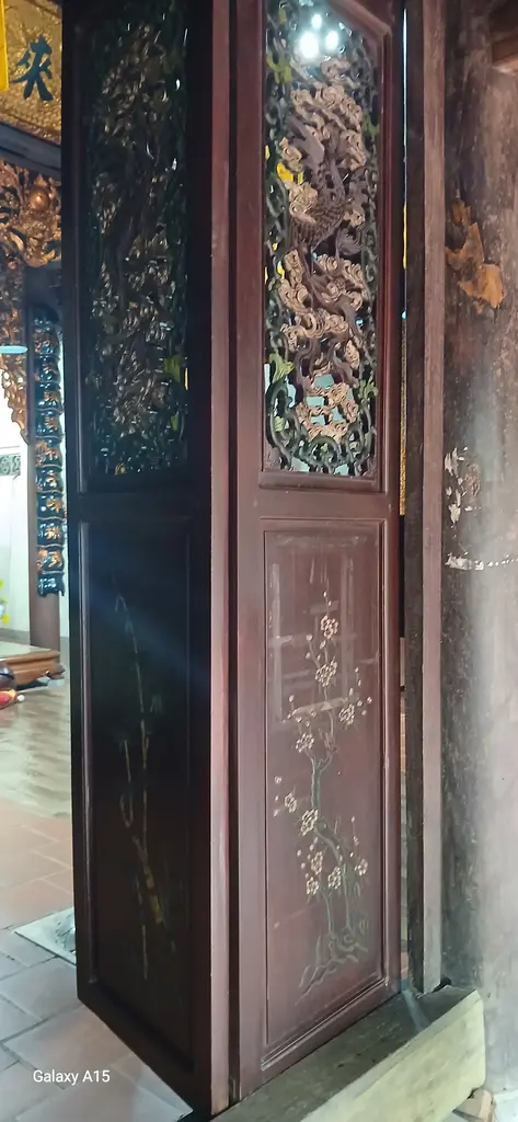 Cánh cửa bức bàn ở chùa Trầm