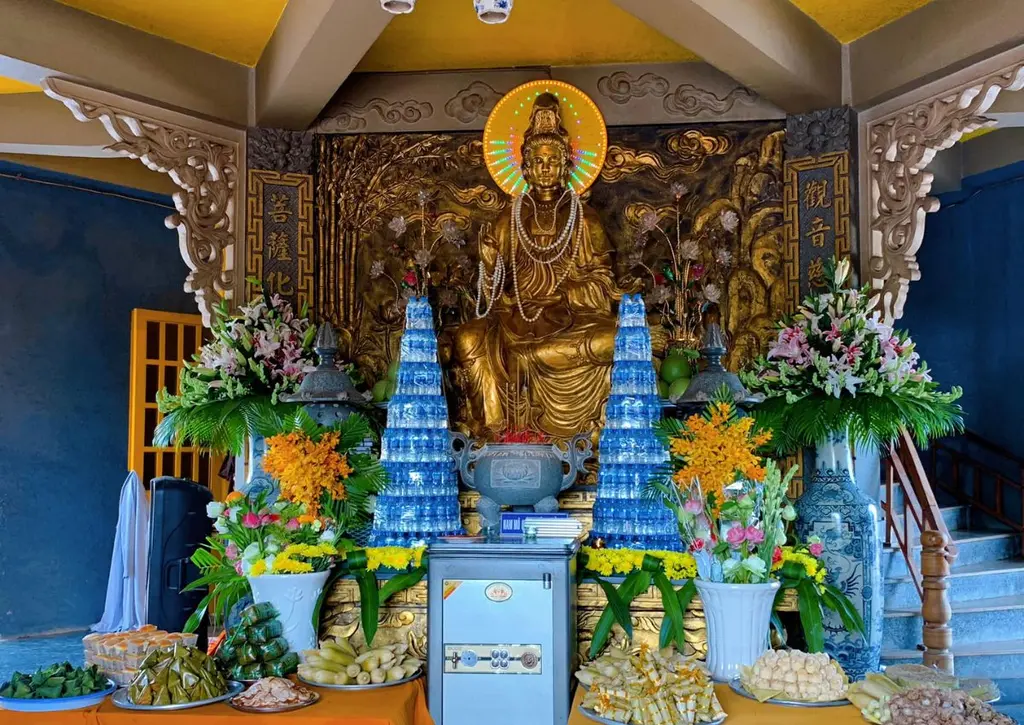 Ban thờ tại Chùa Từ Phong