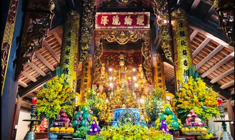 Ban thờ chính Chùa Vạn Phúc