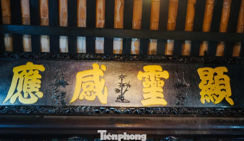Bức hoành phi bên trong Đình Lạc Giao