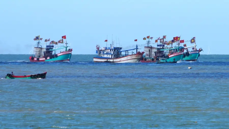Đoàn tàu cá thực hiện nghi thức rước Ông trên biển ở Vũng Tàu tại  lễ hội Nghinh Ông đình Thắng Tam