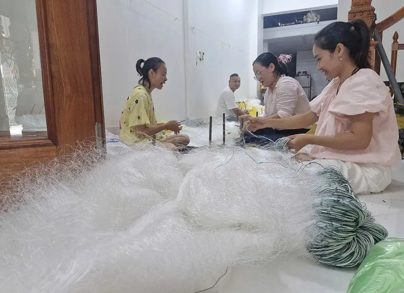 Người dân làng Văn Lãng tập trung sản xuất lưới bán ra thị trường