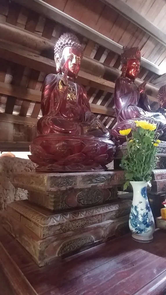 Tượng phật bên trong Chùa Cẩm Bào
