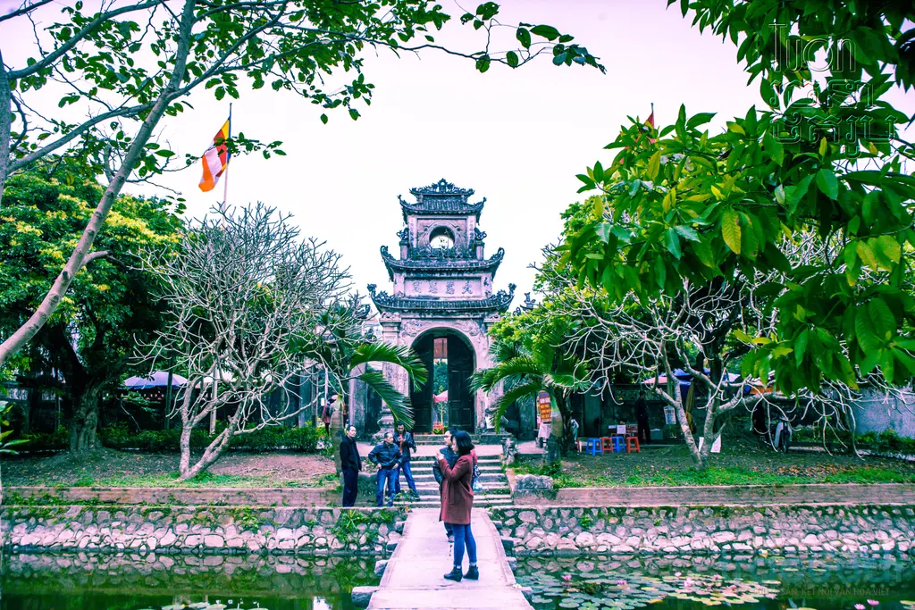 Cảnh quan bên ngoài di tích Chùa Chuông (kim Chung Tự)