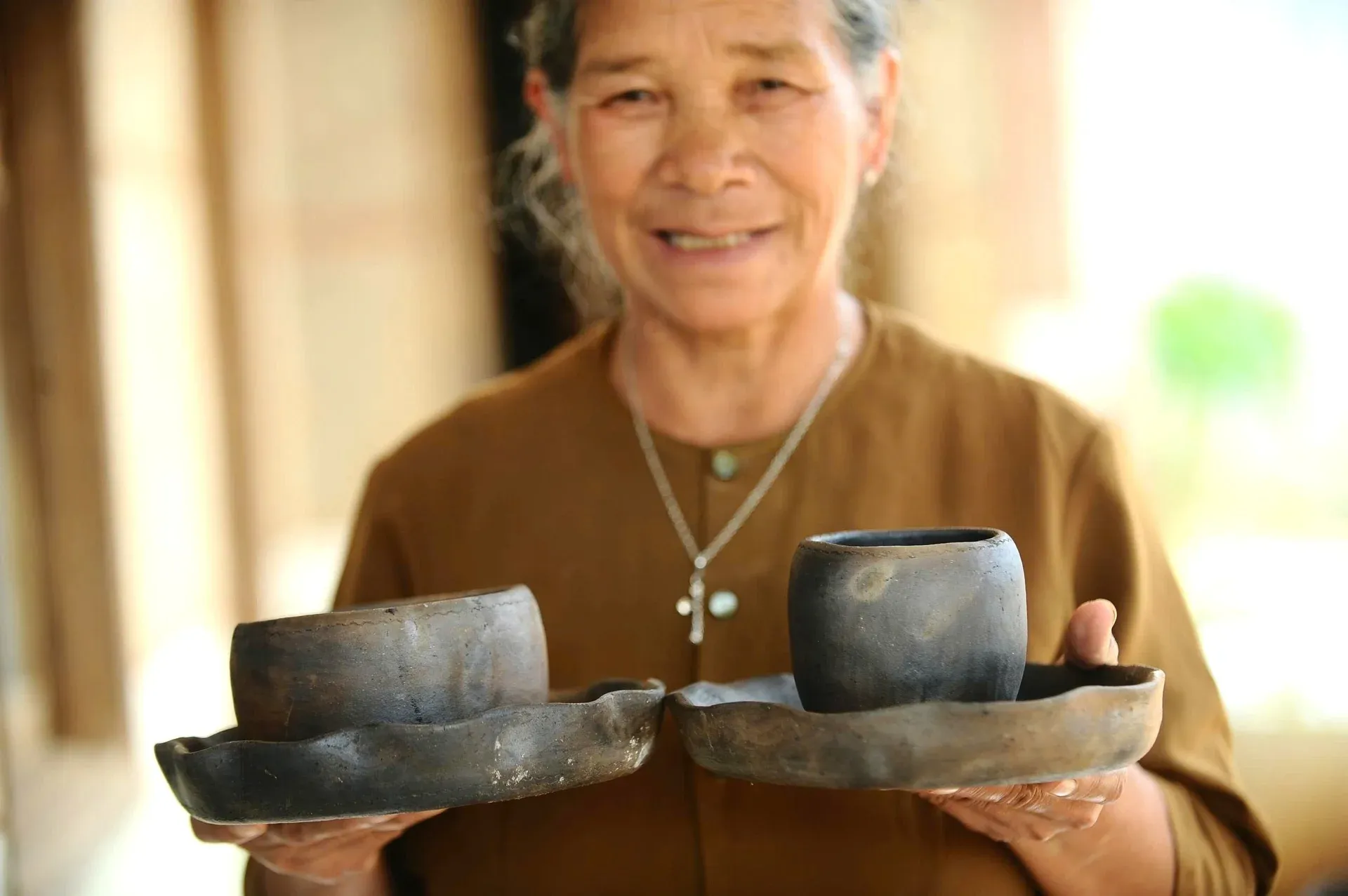 Nghệ nhân Ma Ly giới thiệu sản phẩm gốm Churu