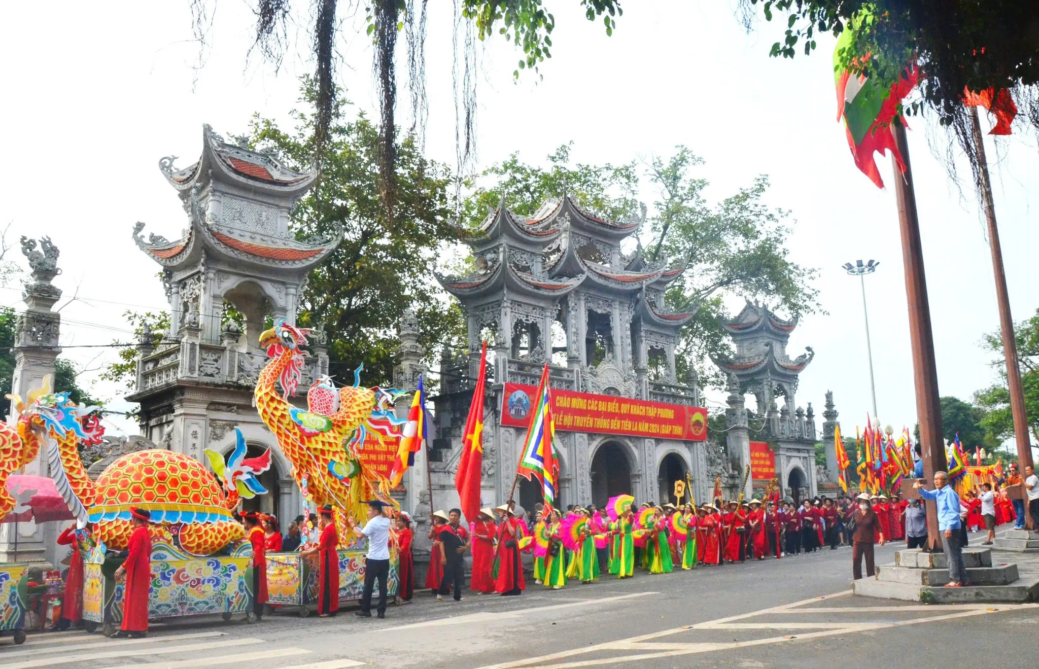 Đoàn rước tại Hội đền Tiên La