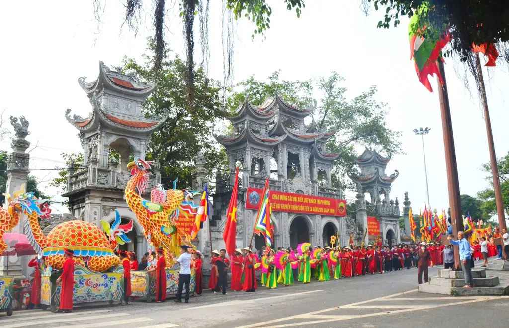 Đoàn rước tại Hội đền Tiên La