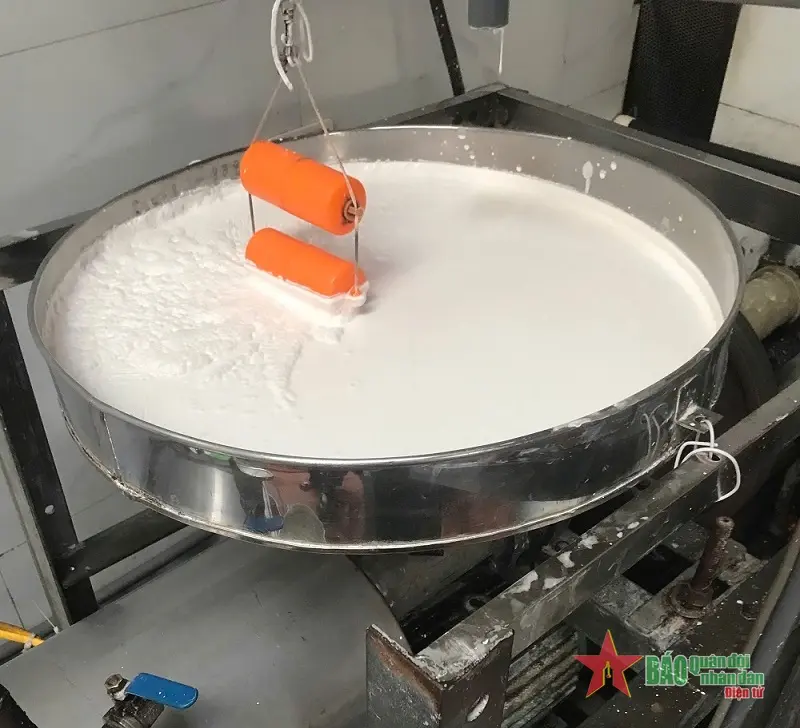 Công đoạn xay gạo để làm bún