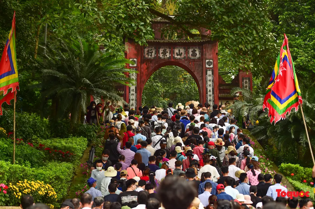Người dân tham gia Lễ hội Giỗ Tổ Hùng Vương