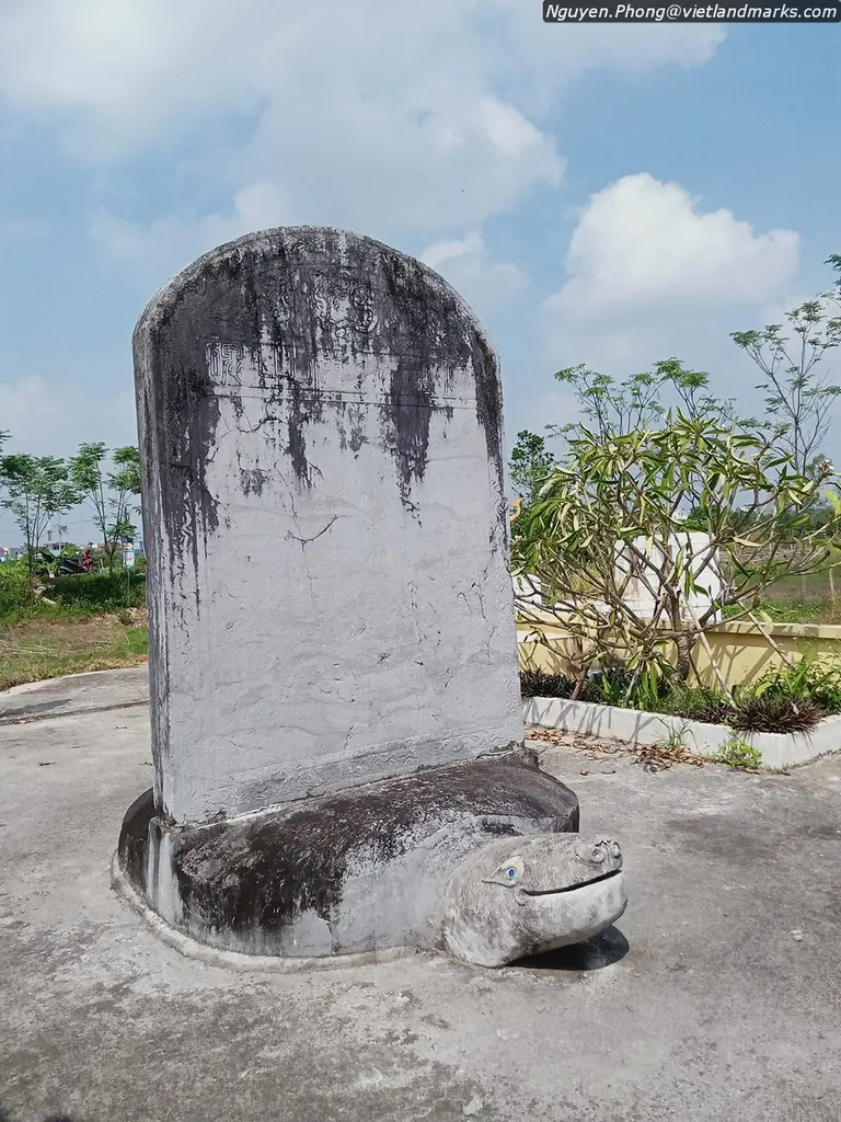 Bia đá trên lưng rùa tại Lăng mộ Nhu Huy hoàng thái hậu