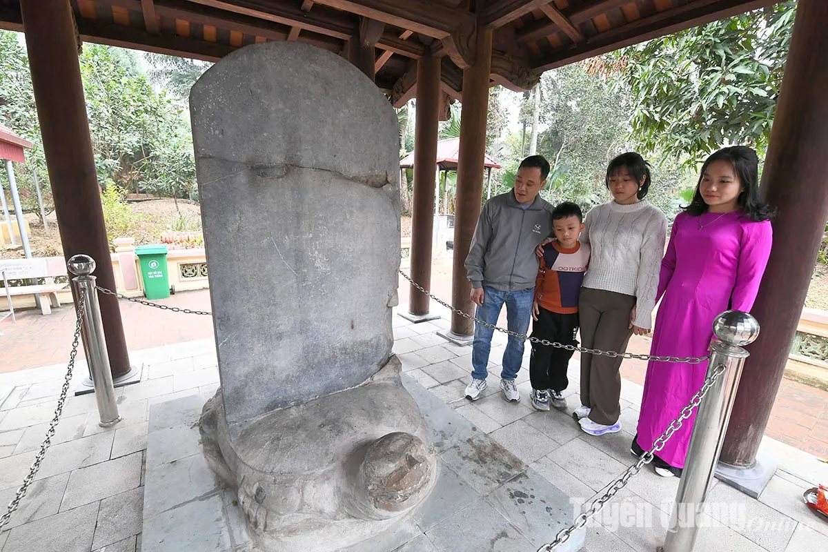 Du khách tham quan bia chùa Bảo Ninh Sùng Phúc.