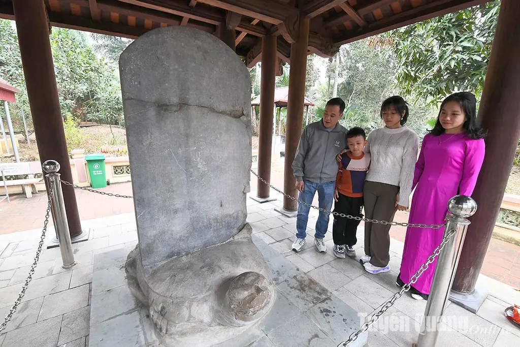 Du khách tham quan bia chùa Bảo Ninh Sùng Phúc.