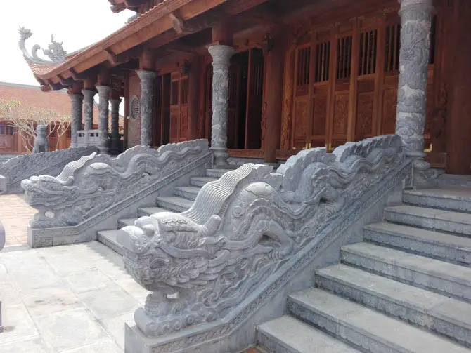 Rồng đá tại bậc thềm Địa điểm chiến thắng Xương Giang