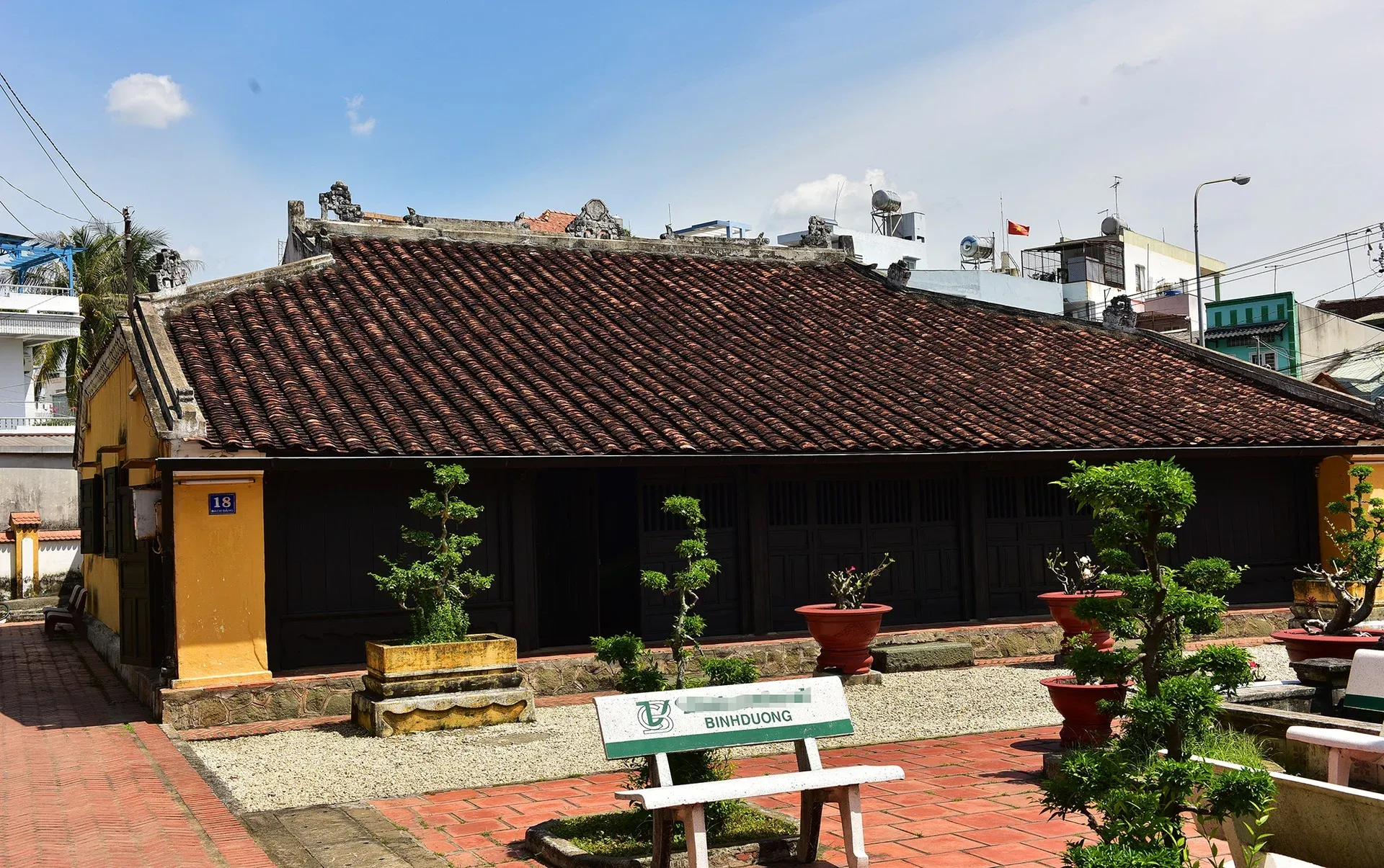 Cảnh quan Nhà cổ Trần Công Vàng