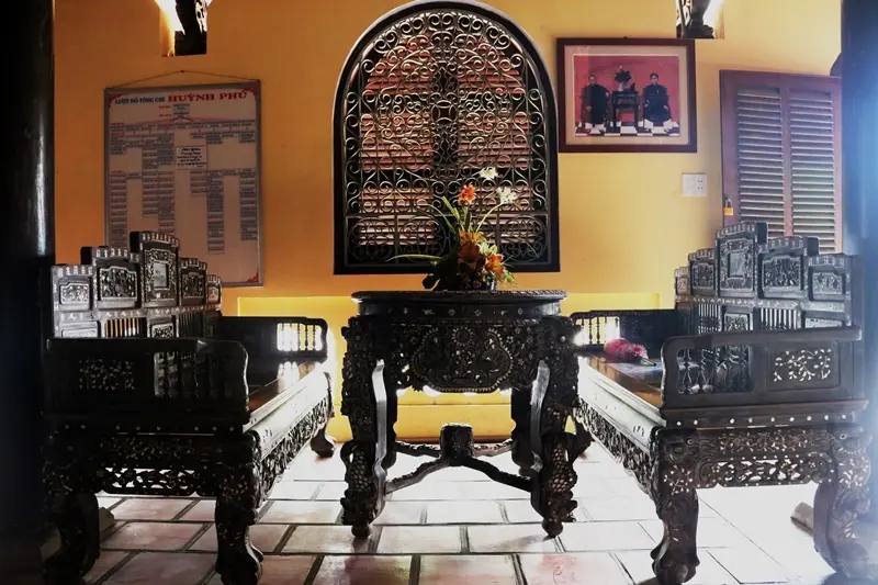 Bộ trường kỷ khảm xà cừ quý giá, được nhập từ Pháp về và hiện chúng có niên đại gần 100 năm tại Nhà Cổ Huỳnh Phủ