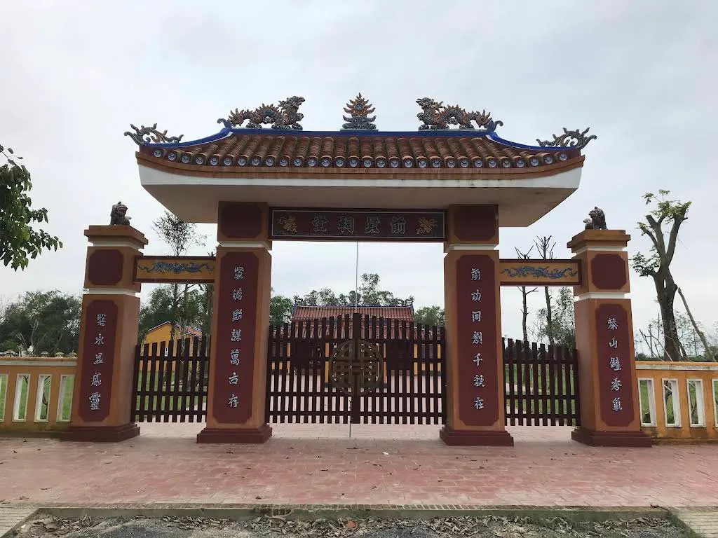 Cổng khu di tích Đình Quá Giáng