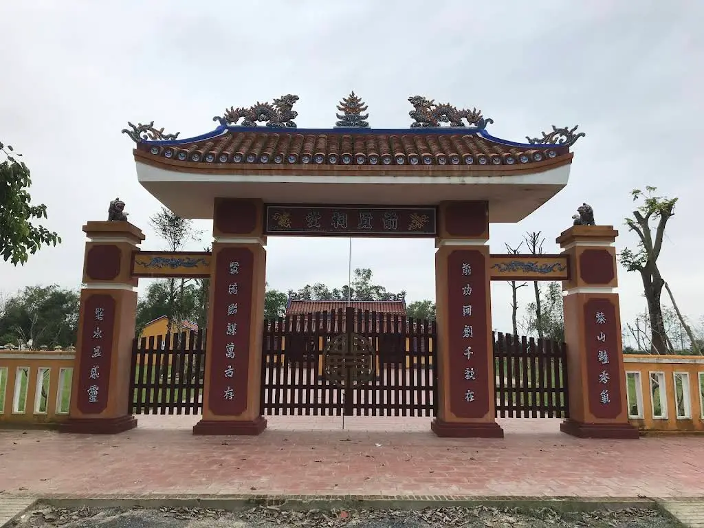 Cổng khu di tích Đình Quá Giáng