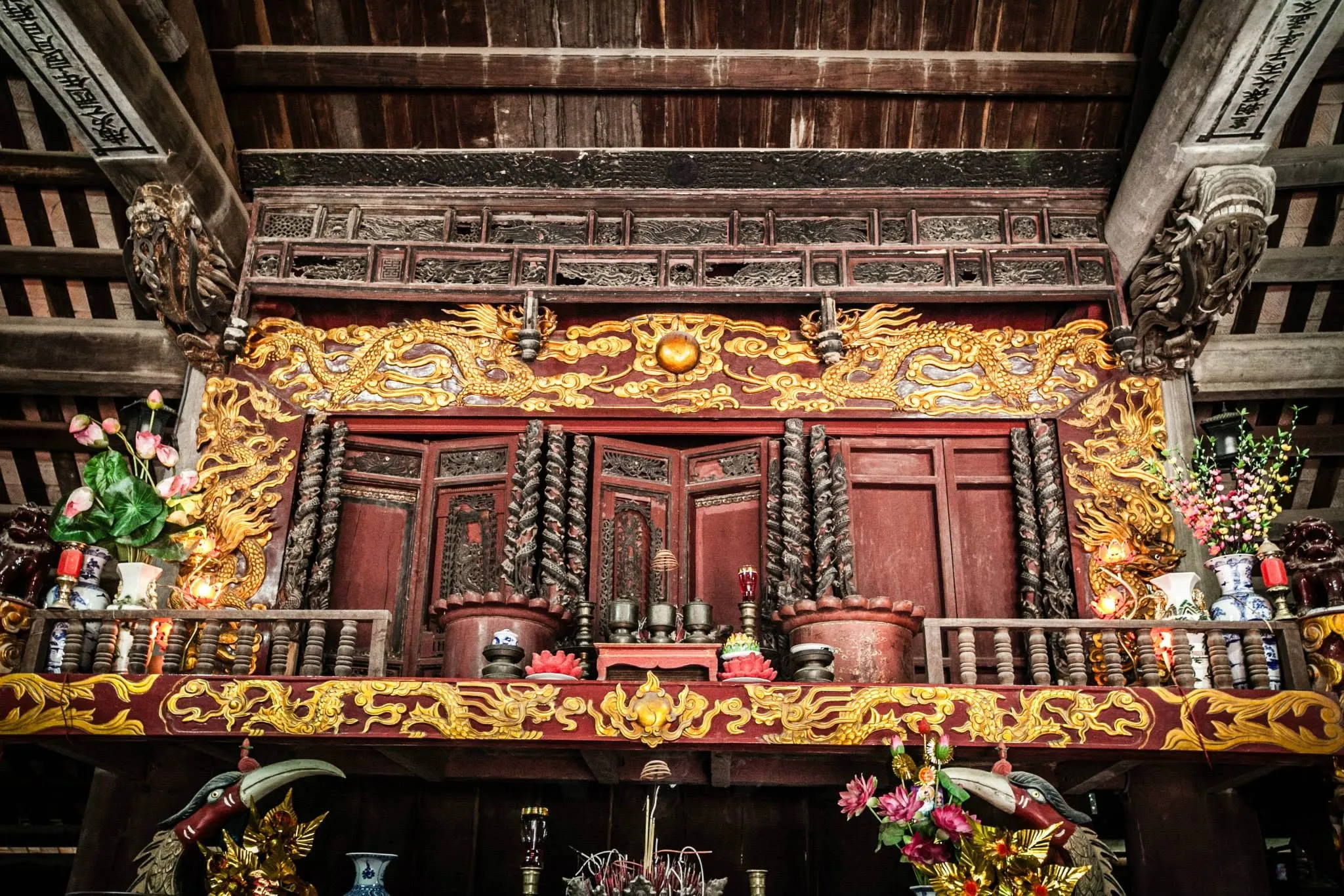 Ban thờ trong đình Tường Phiêu