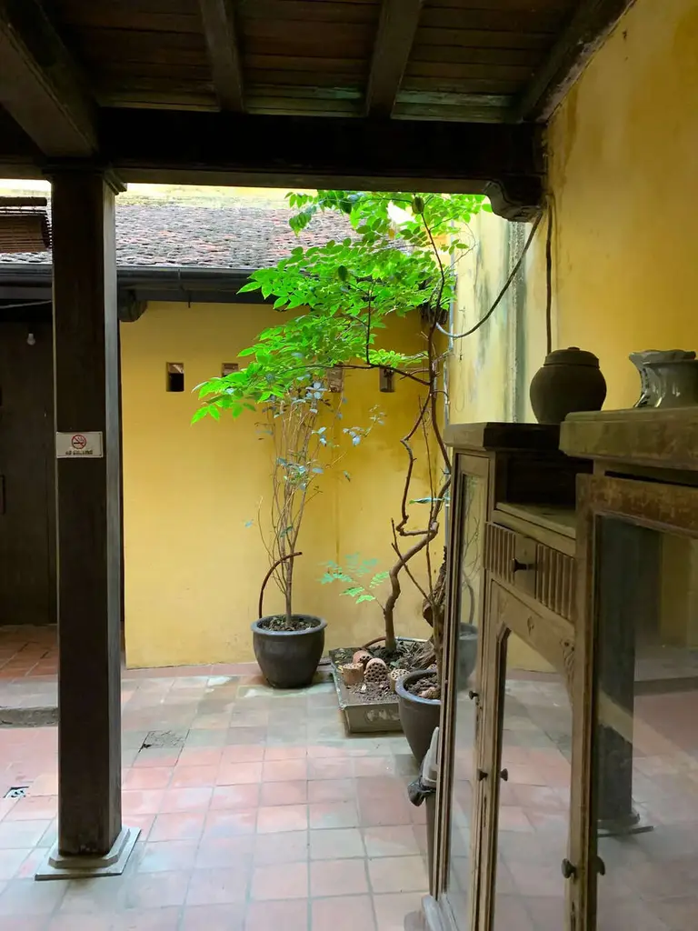 Khoảng sân thoáng mát nhìn ra từ gian nhà hậu