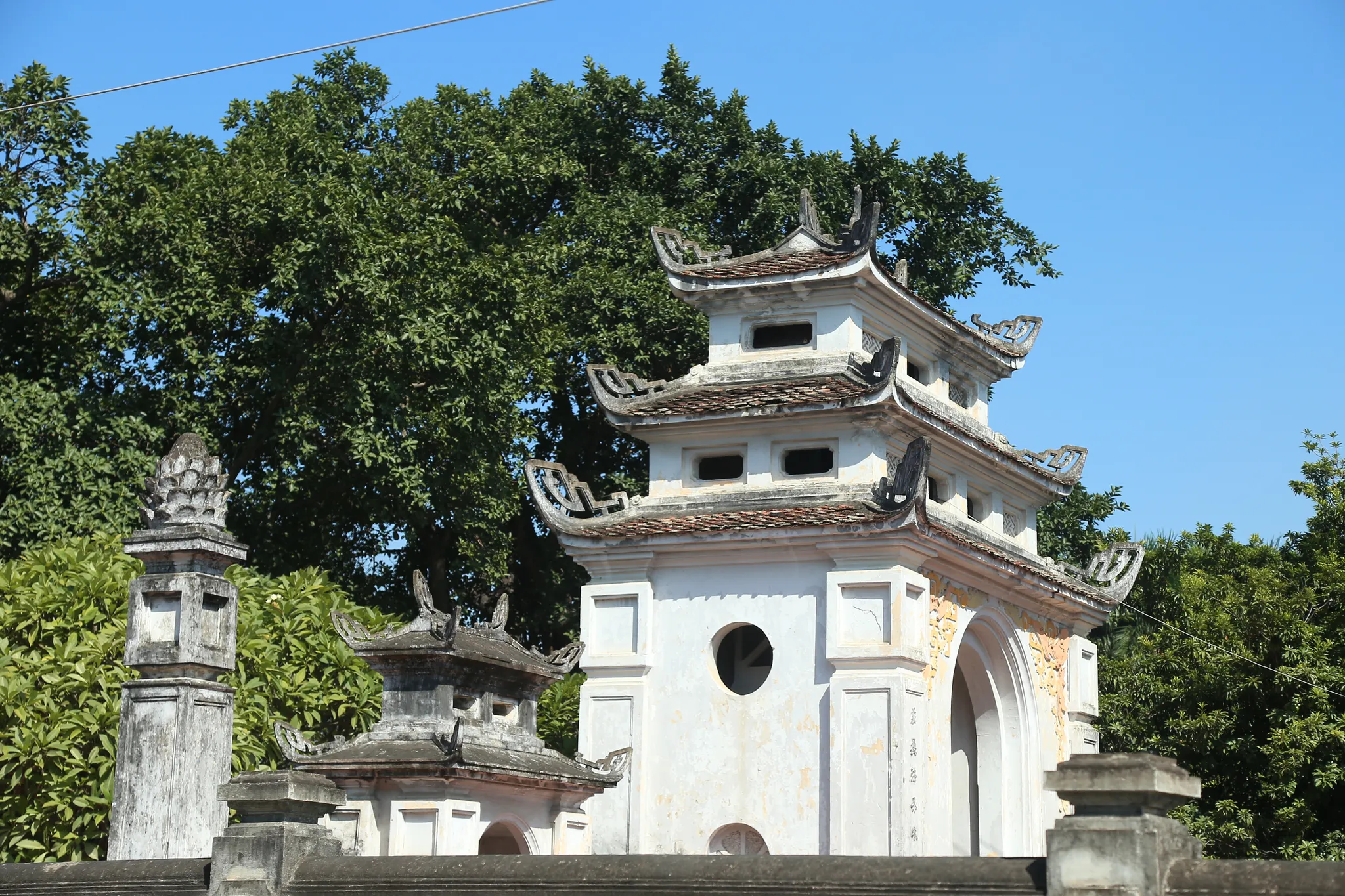 Cổng tam quan Chùa Hòe Thị (hay Hương Đỗ Tự)