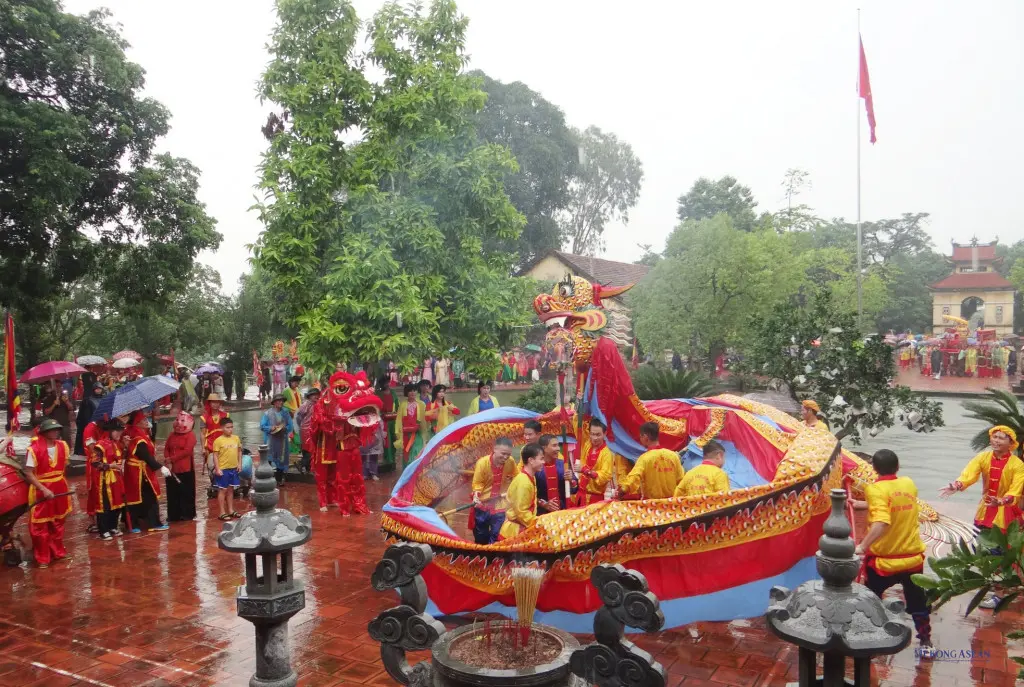 Đoàn múa rồng tại Lễ hội thờ Đức Triệu Việt Vương