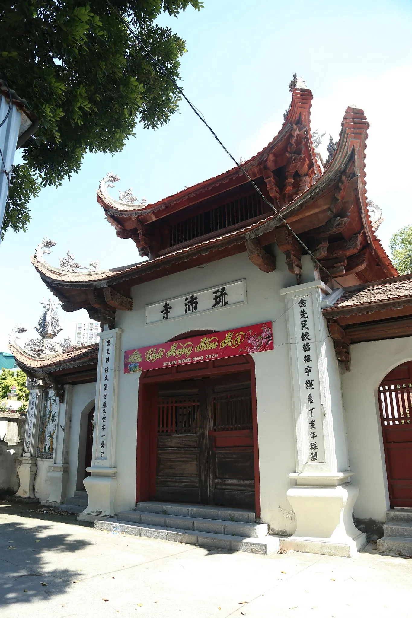 Cổng tam quan Chùa Lưu Bái (Kiều Mai)