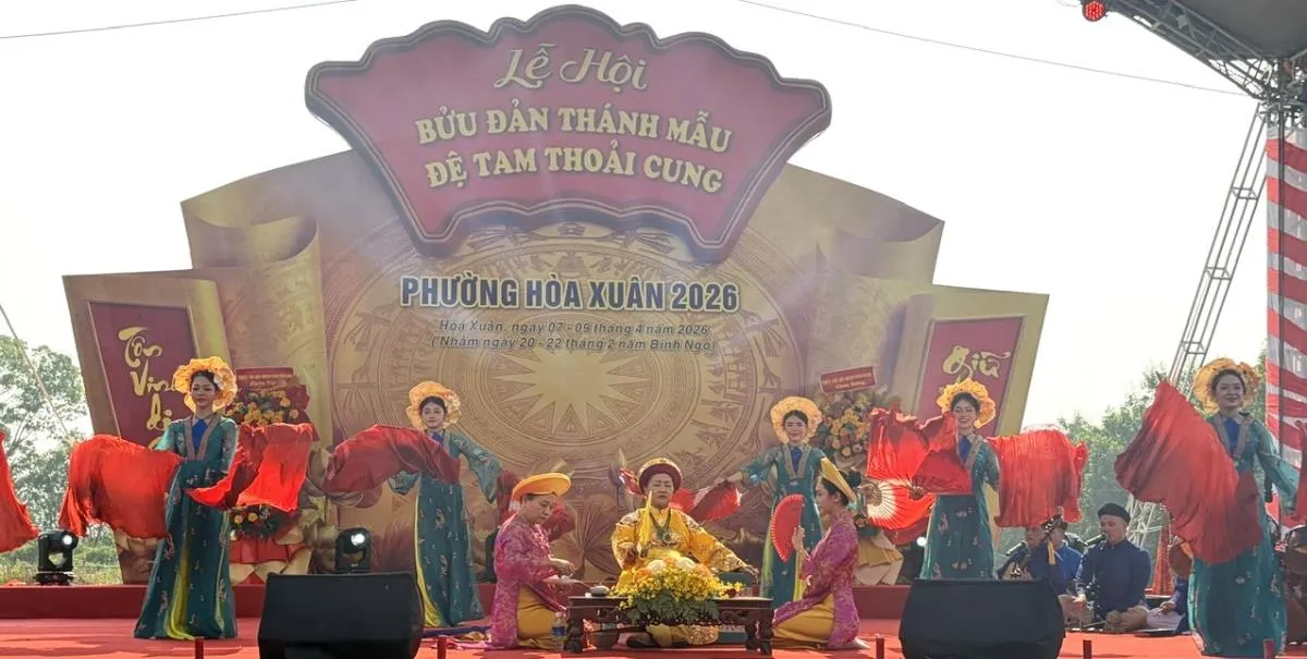 Biểu diễn hát chầu văn trong nghi thức hầu đồng tại Lễ hội Bửu đản Thánh Mẫu Đệ Tam Thủy cung