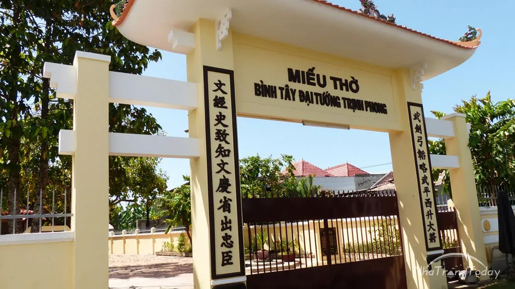 Cổng Miếu thờ Trịnh Phong
