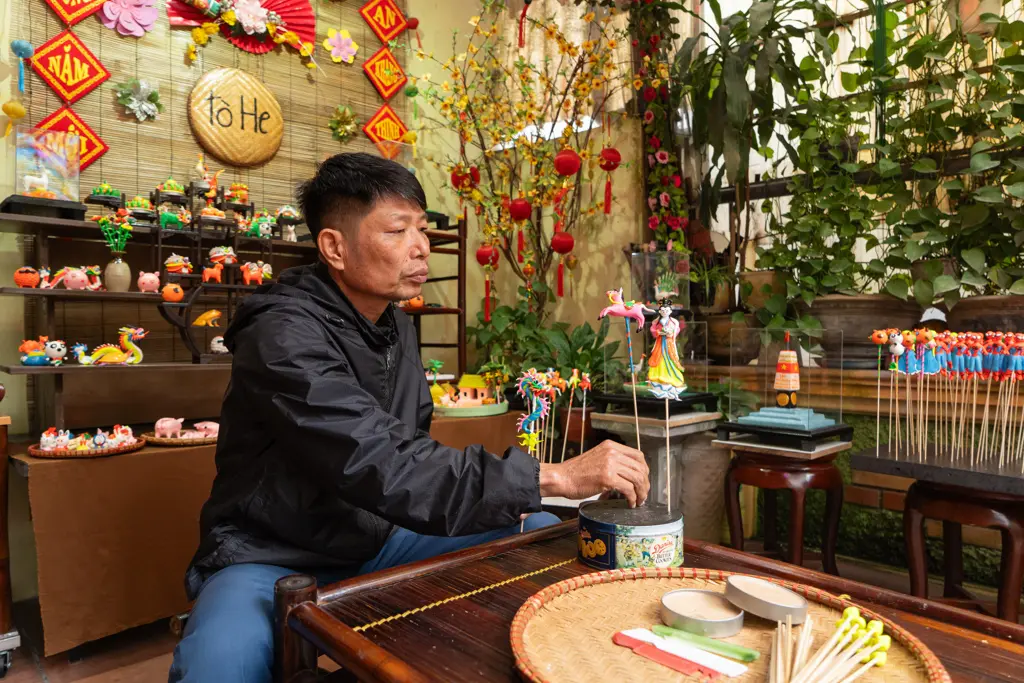 Nghệ nhân Đặng Đình Hờn tỉ mỉ trong từng công đoạn nhào nặn