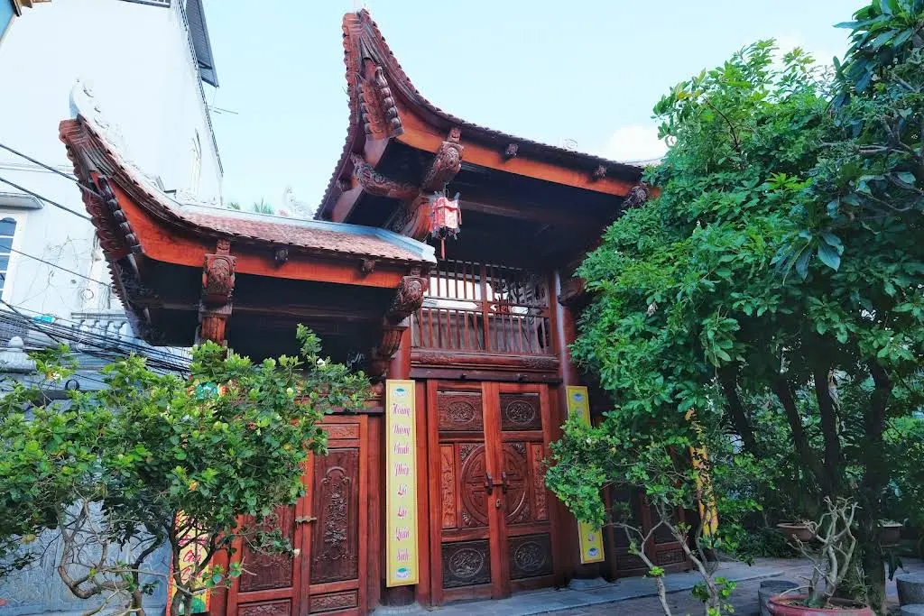Cổng tam quan di tích Chùa Hộ Quốc