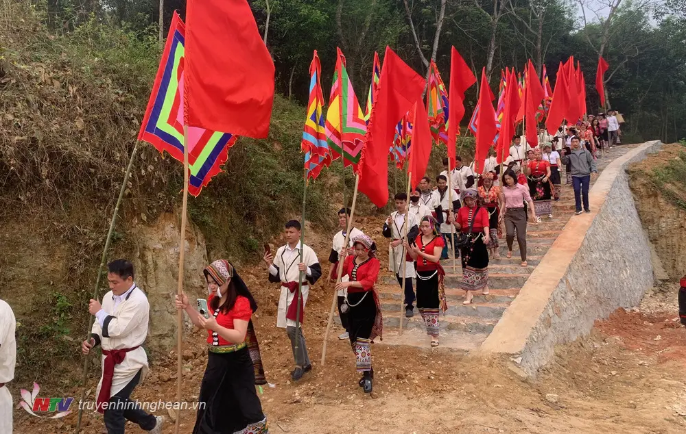 Lễ rước trâu trong Lễ hội đền Chín gian