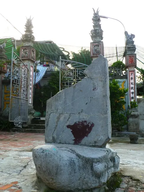 Rùa đá đội bia có niên đại thời Lê tại Đình Là