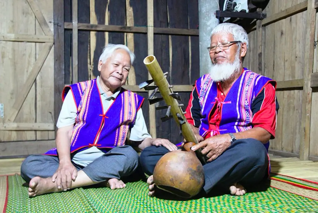 Nghệ nhân Ưu tú Yang Danh (bên trái)