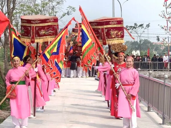 Đoàn rước kiệu liên kết tại Hội đình Ba Thôn Kim Cốc