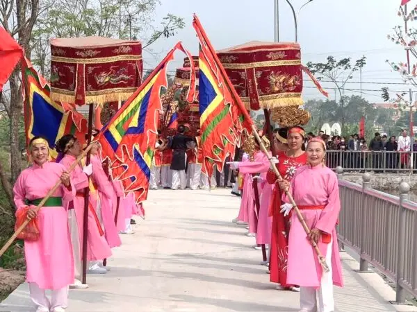 Đoàn rước kiệu liên kết tại Hội đình Ba Thôn Kim Cốc