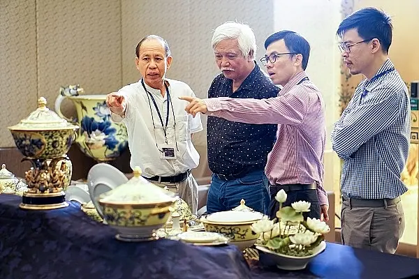 Ông Lý Ngọc Minh (ngoài cùng bên tay trái) giới thiệu sản phẩm sứ Minh Long I cho nhà khoa học và du khách