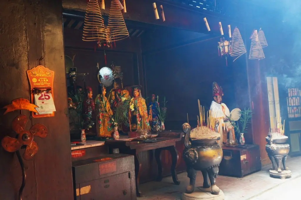 Bên trong Hội Quán Hà Chương