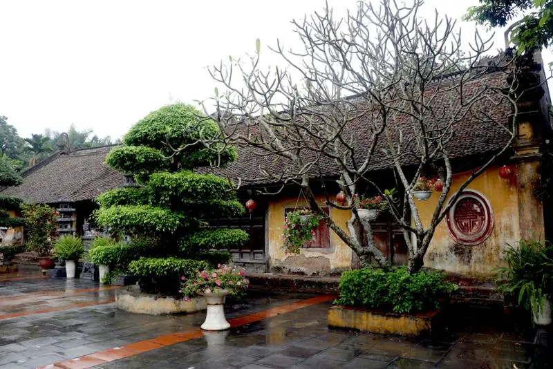 Không gian sân chùa Thái Lạc, Hưng Yên