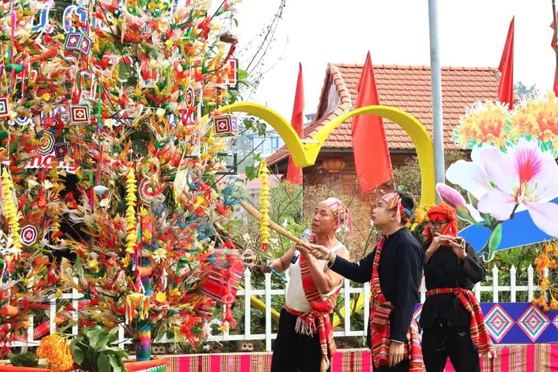 Cây “xặng chá” được trang trí cầu kỳ tại Lễ hội Hết Chá